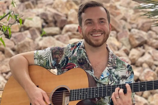Cygnill, a man playing guitar
